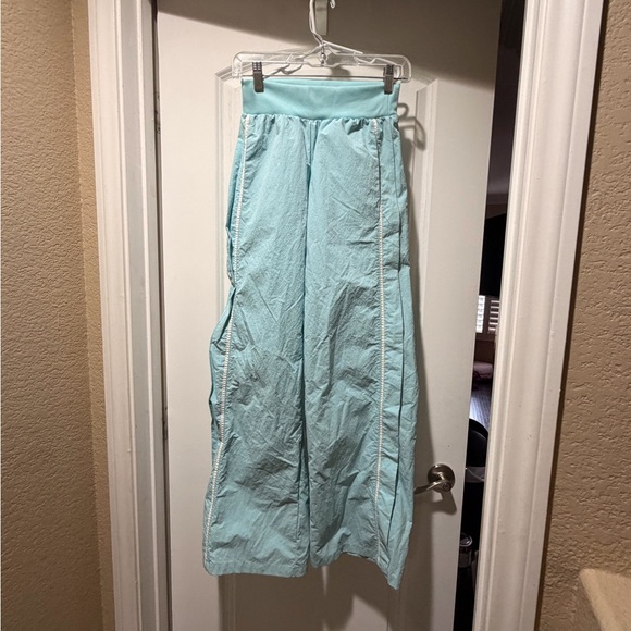 NIKE Sportswear Icon Clash Woven Wide-Leg Pants icy blue - Picture 2 of 4